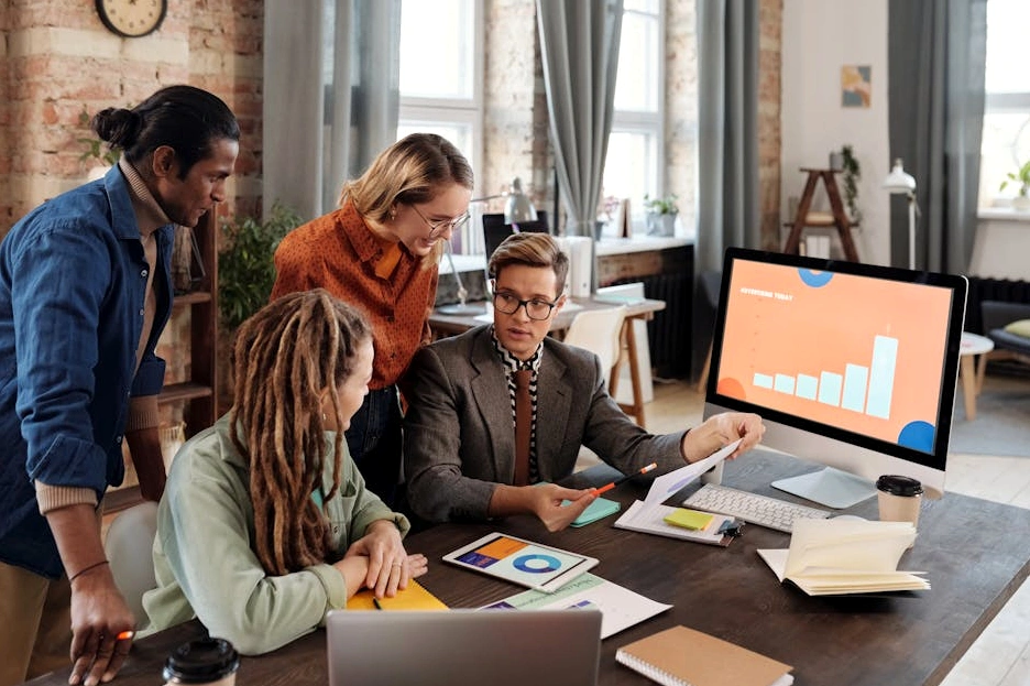 Tým profesionálů spolupracující na projektu v moderní kanceláři.